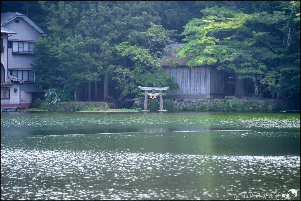 金麟湖|由布院人氣景點!為什麼金麟湖會冒煙?探秘夢幻晨霧與最佳觀賞時間 15 由布院 湯之坪街道 金麟湖 天祖神社鳥居