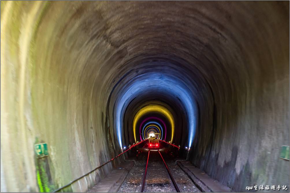 第一個經過的就是三號隧道，隧道中有簡單、不同顏色的投影燈光，讓車行隧道時增添不少吸引小朋友目光的景色。