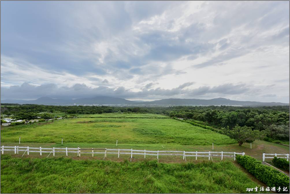 矗立在草原上的觀景台就是渡假民宿牧場中最佳的賞景位置