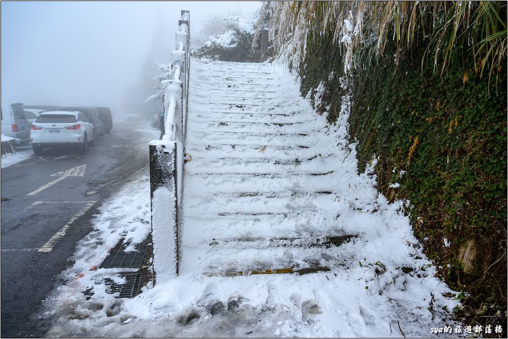 有下過雪的高山階梯，應該都會變成這副冰上溜滑梯的景象！