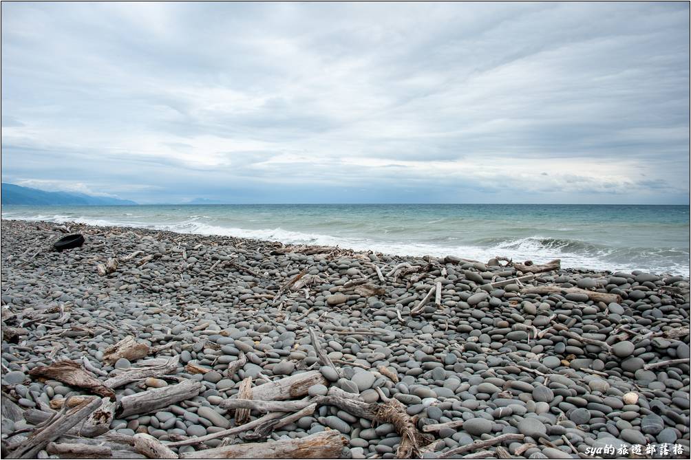 海岸上佈滿了橢圓形的南田石，但這個路段的石塊較大，大小約1.5個腳掌長，因此間隙較大，走起來較為不穩、不好走