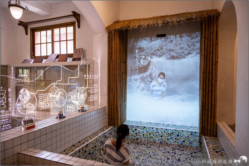 溫泉互動體驗區搭配著虛擬實境的概念，讓你進到浴池中就有實地泡湯的場景。