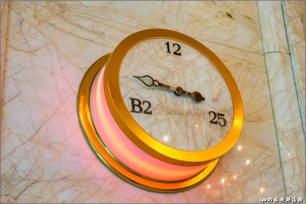 林酒店電梯的樓層以時鐘的方式來呈現，十分的有特色