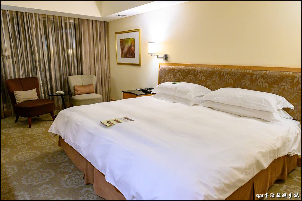 金典酒店客房空間乾淨舒適，室內明亮度也夠。