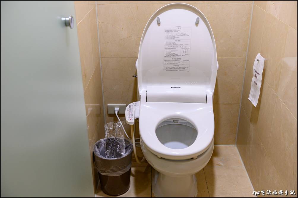 金典酒店的廁所也跟上時代換成了免治馬桶