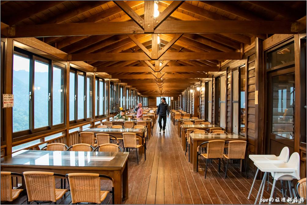 迦南咖啡美食屋的景觀用餐長廊，在這裡用餐還蠻不錯的，可以輕鬆觀賞窗外壯闊的山景。