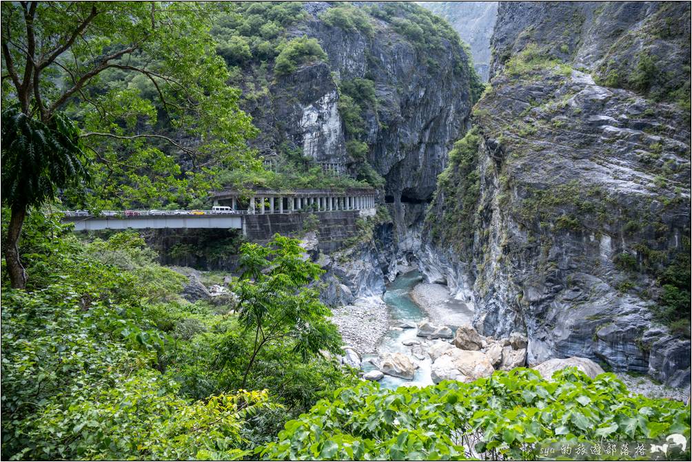 酋長岩就位於前方河谷下方，照片中立霧溪旁右側的岩石。