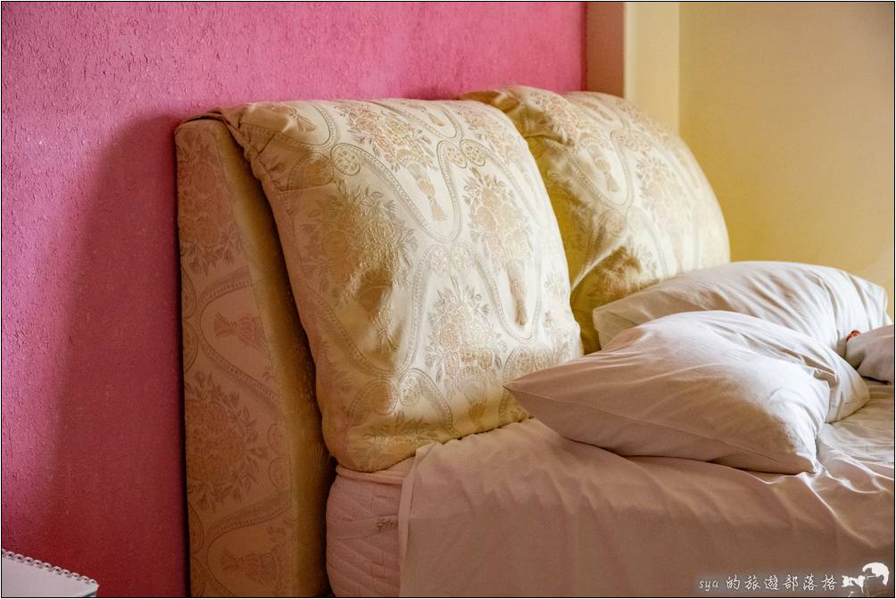 床的枕頭偏軟、服貼，睡起來頗為舒服的，床的支撐感也不錯。