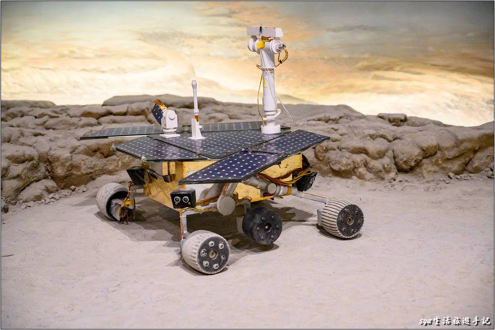 大型太空探測車模型、遙控小型探測車、火星科學中心、火星任務指揮站。透過一些聲光遊戲與設備的操作，可以體驗一下太空人的生活！