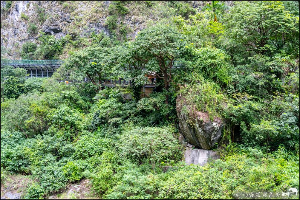 靳珩公園旁有塊巨石，不知道是不是當初從山上落下，還是從上游沖刷下來的。但總之十分的壯觀！