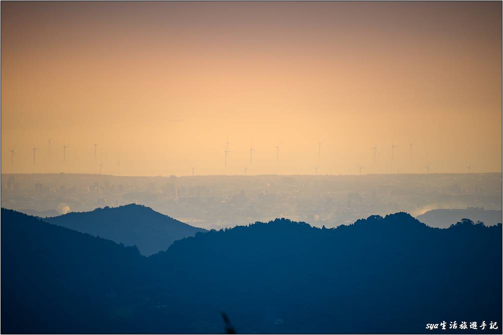 從營地可以還可以遠眺竹南海濱的風力發電設備