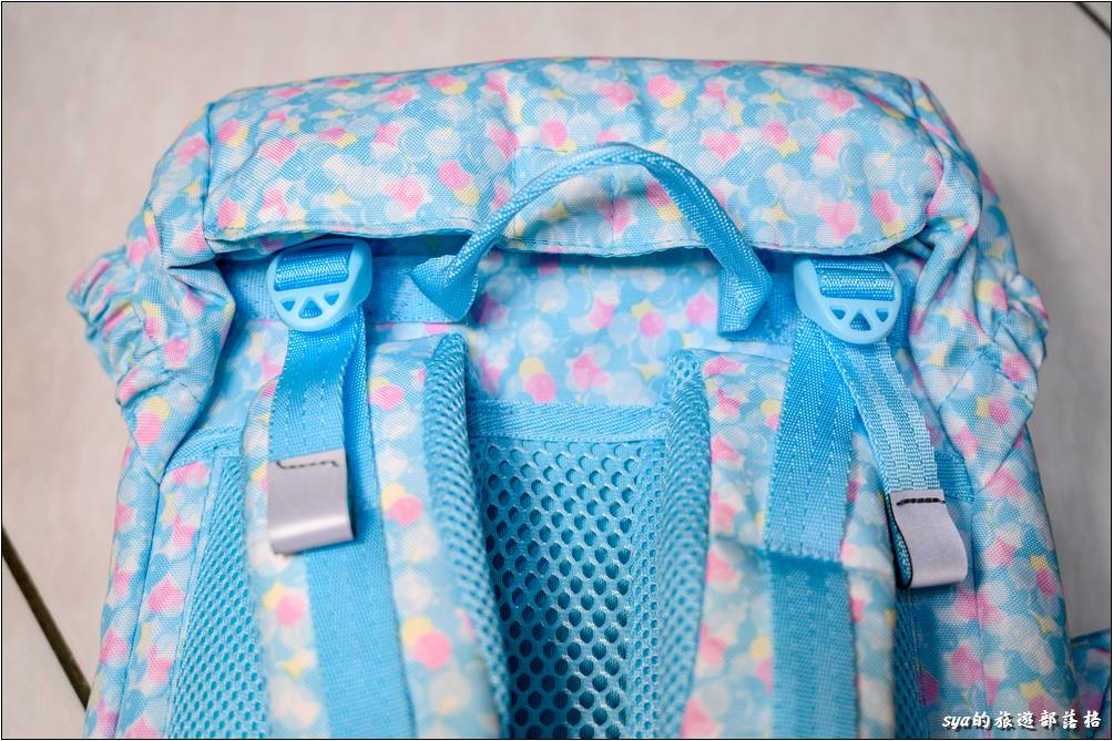 以2021年式22L的兒童護脊書包來說，全包式雨套就放至於背包的上層。開口位於上蓋的後方，只要撥開磁扣就可以快速取出，非常的方便。