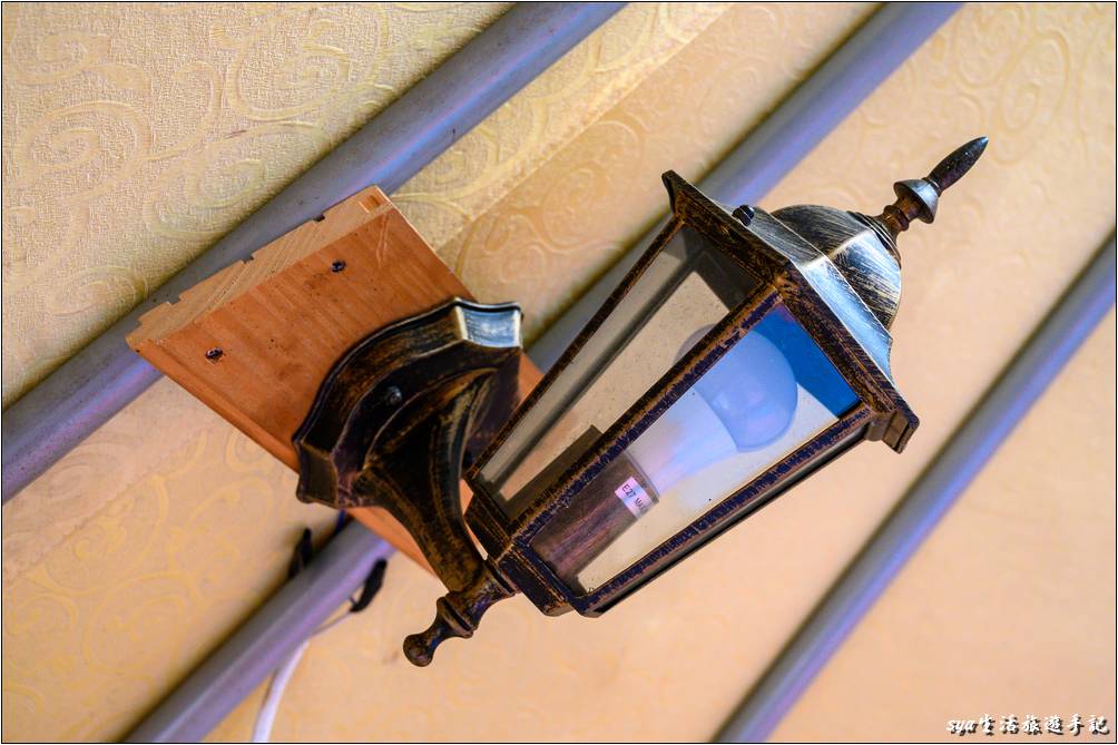 帳內有一個室內燈，以及通風的旋轉通風口。夜間帳內亮度還算OK，但如果喜歡比較明亮的光線，還是可以再攜帶些燈條或是LED燈輔助。