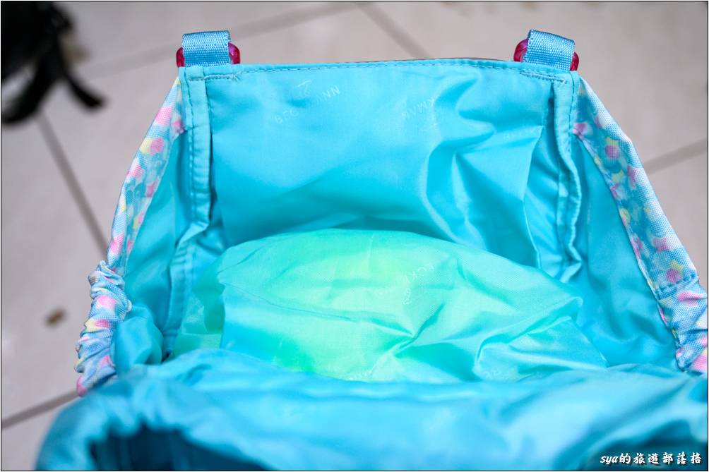 Beckmann 兒童護脊書包 上蓋的夾層隱藏袋就是書包防水套的收納空間，有效的利用背包空間。