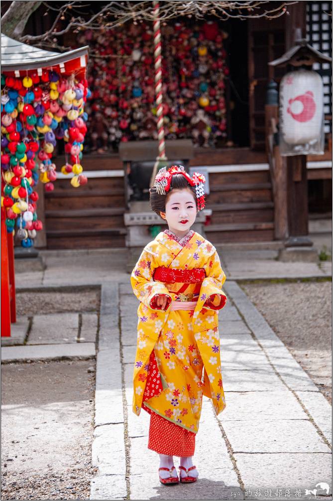 在金剛寺遇到一個很可愛的日本小女孩，也是打扮成藝妓的模樣。瞧她開心地體驗藝妓打扮。路人看見她，無不瘋狂地說「卡哇伊」，邀請她合照或拍照。