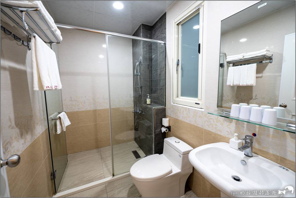 衛浴空間不小，不會有侷促的感覺。同時採飯店般的乾濕分離設計。