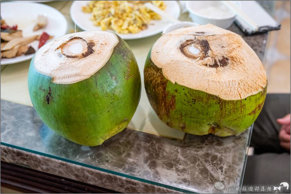 如果是夏季造訪，且剛好有遇到庭院中的椰子結果，還能幸運的品嚐到純天然的椰子汁