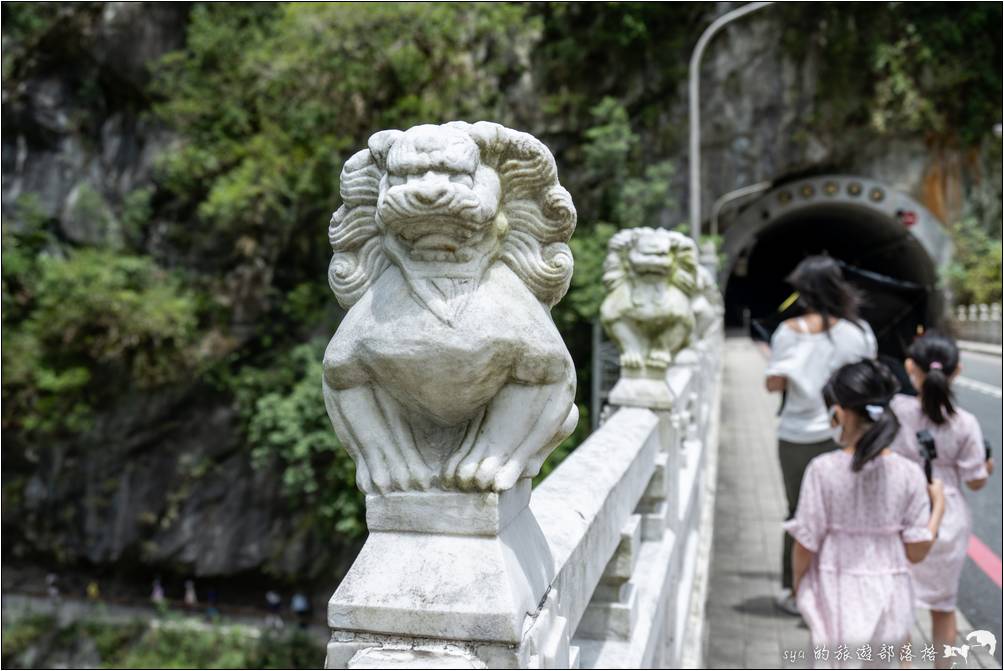 砂卡礑大橋上的石獅相當的具有特色，造型多樣、表情豐富。