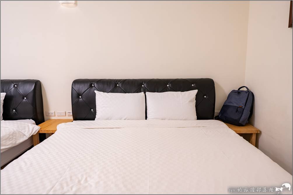 雙人床床墊很有支撐，床單乾爽、乾淨，睡起來相當的舒適。