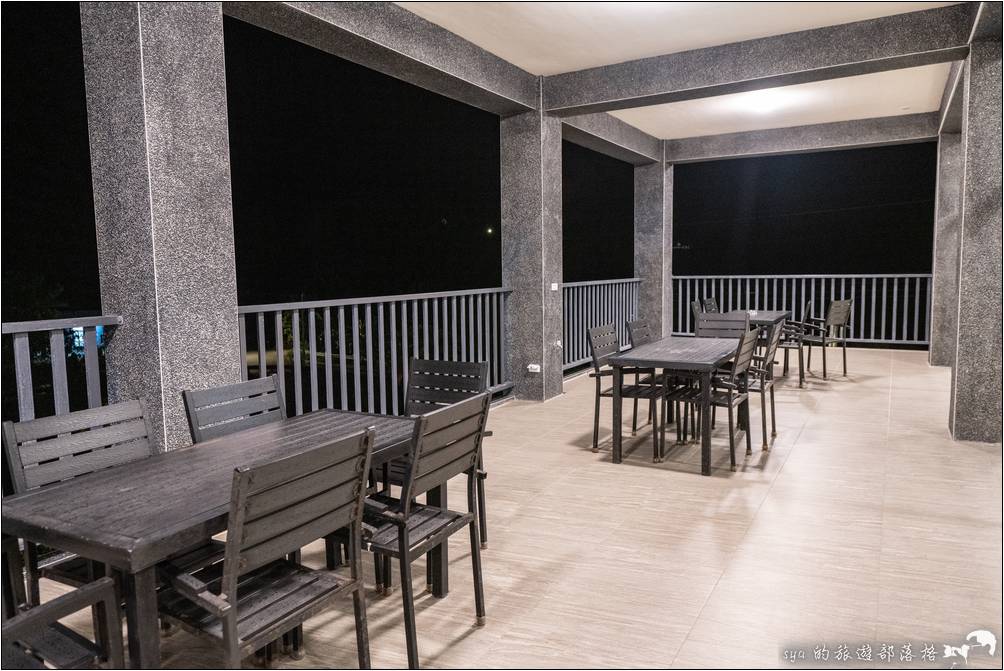 大閘蟹民宿是長條的建築設計，一側為客房的部份，另一側則是可以休憩的座位區。一樓與二樓都是這樣的設計。