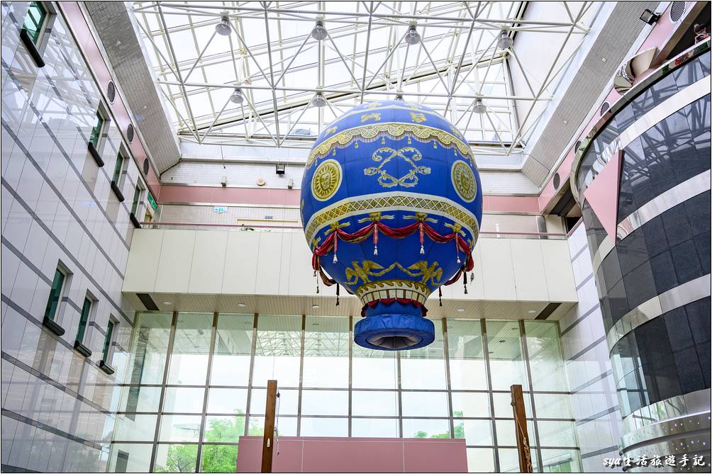 這個熱氣球位於一樓的大廳，通往四樓宇宙車的電梯旁。每30分鐘會升空一次，在還沒到台東搭乘真正的熱氣球前，讓小朋友先來開開眼界！