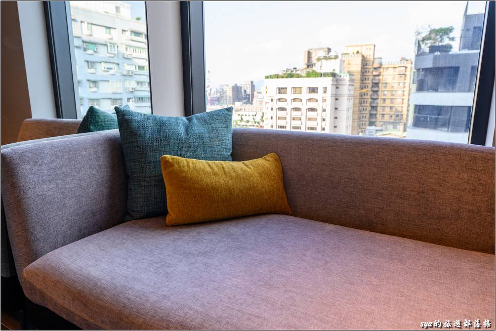 窗台邊有小沙發的設計，採光好、閱讀舒適