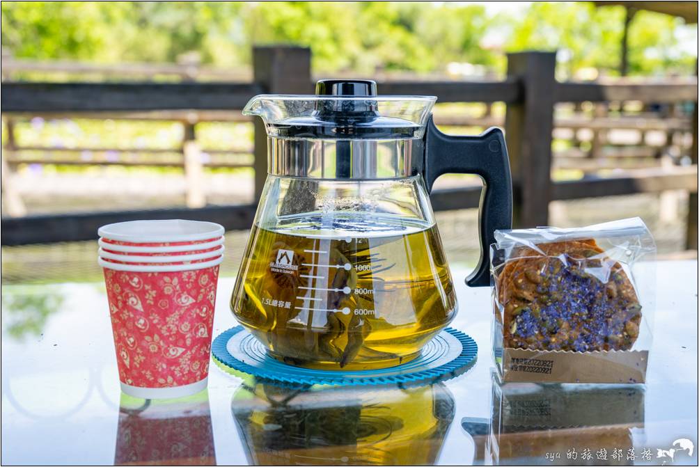 蓮城蓮花園有免費提供蓮花花茶飲，有興趣的朋友也可以試試他們的蓮花餅手工脆片，份量、價格與口味口感都不錯