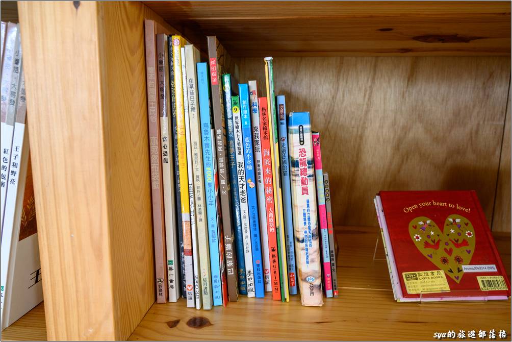 溝仔尾茶集書櫃上有許多兒童書籍，如果是親子同遊，不是只有遊戲室可以跑，來這裡親子共讀也是很不錯的。