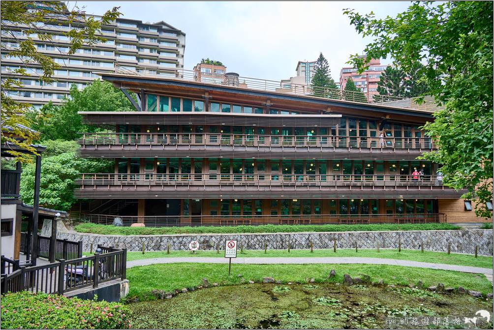 全球著名的綠建築「臺北市立圖書館 北投分館」
