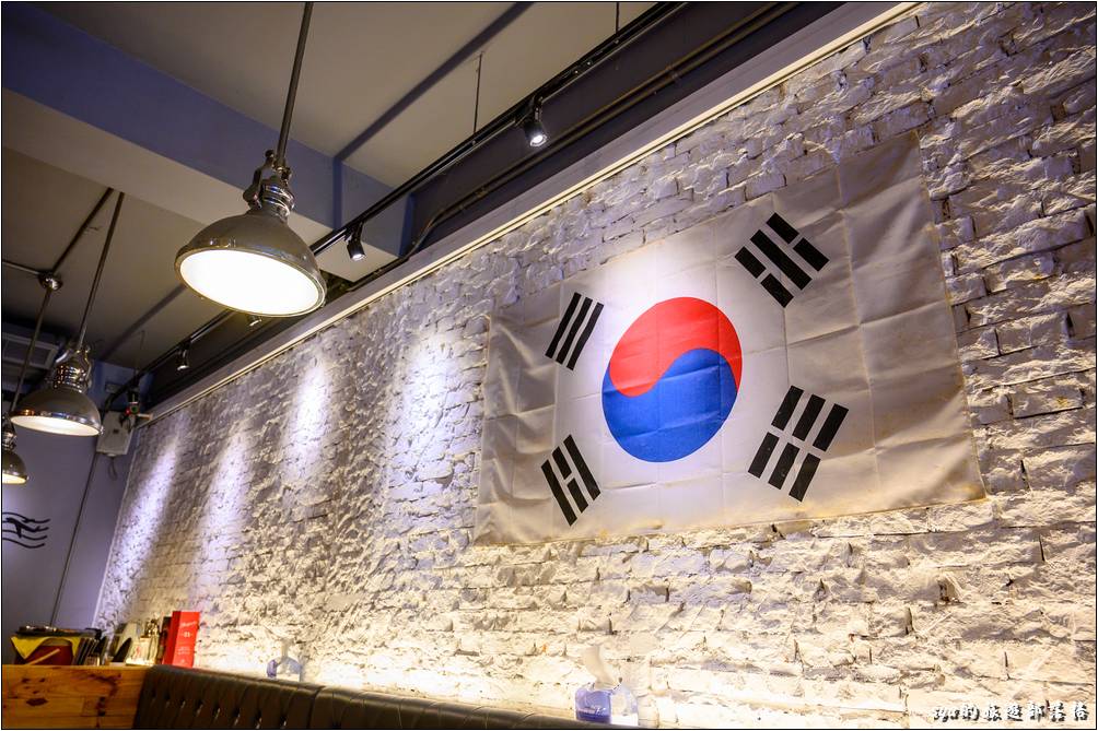 韓風堂手作韓食的裝置十分的具有韓風，牆上的國旗則更有來場異地旅遊的錯覺