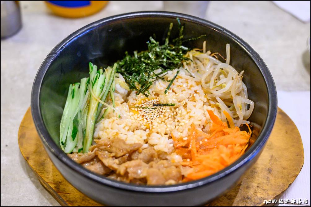 想要體驗道地的韓式料理，「石鍋拌飯」是一定不能少的！
