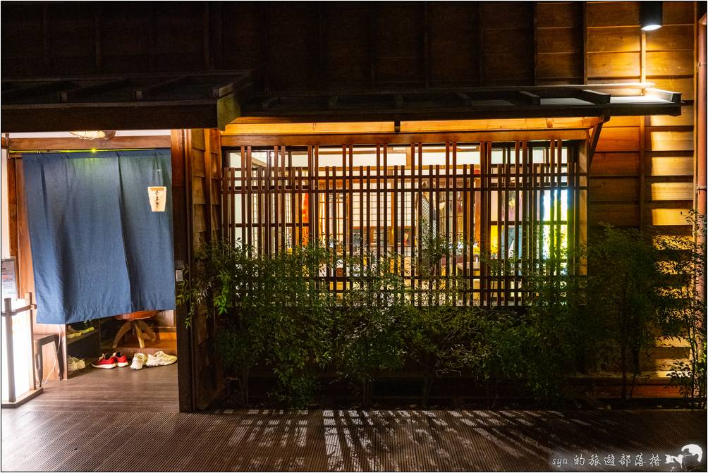 吉屋位於榕錦時光生活園區，木造的建築、入口的門簾、以及室內的榻榻米空間，讓整體用餐有著濃濃的日本風格