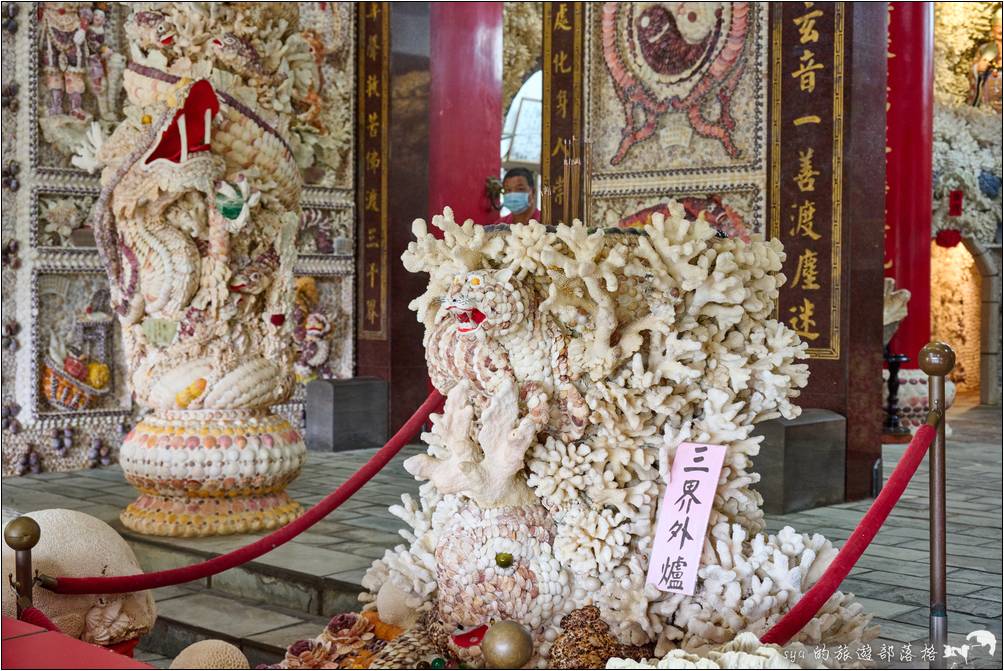 殿外的香爐，以貝殼與珊瑚雕飾而成