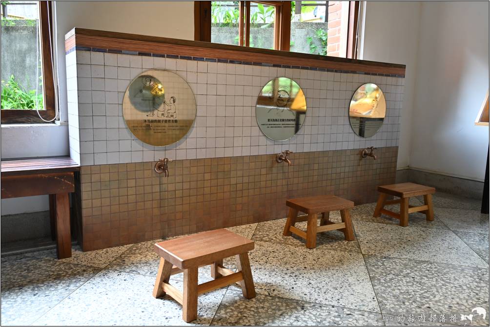早期浴場的沐浴仿景，讓你坐在小凳子上感受百年前的泡湯樂趣