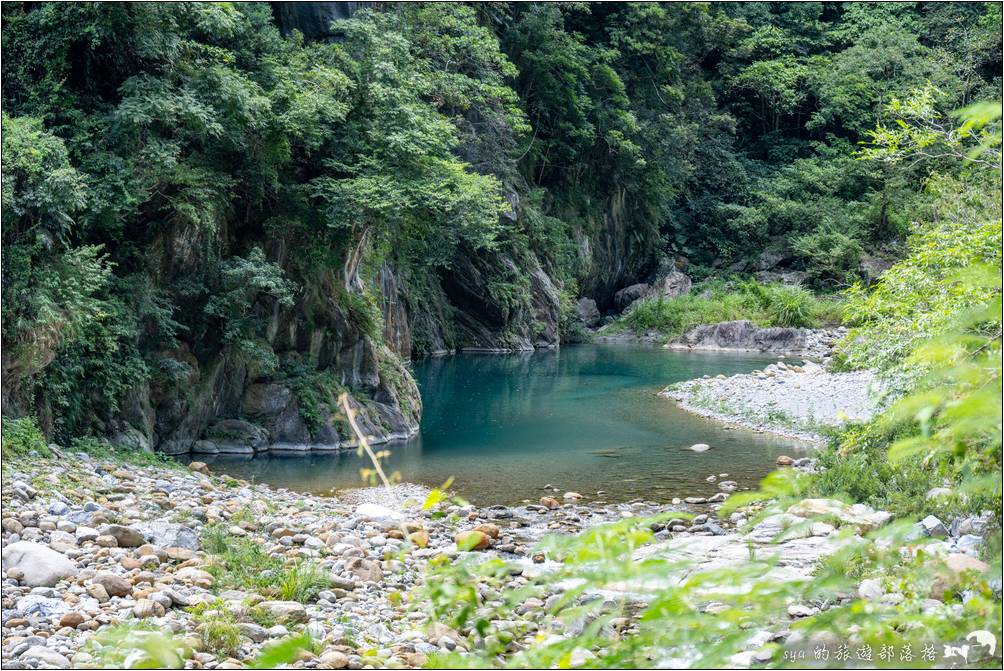 因砂卡礑溪的溪水流經大理石岩，因此溶解了部份大理岩中的碳酸鈣成分，所以砂卡礑溪呈現了動人的藍綠色。
