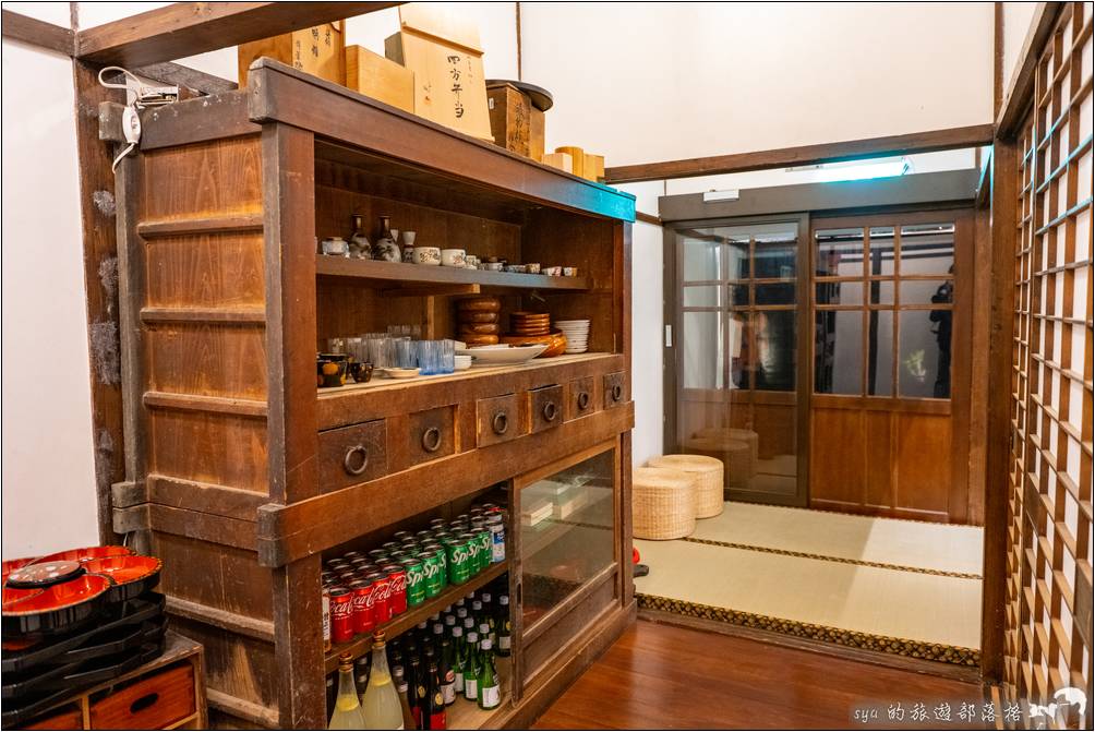 吉屋 包廂間的廊道有個古色古香的木櫃