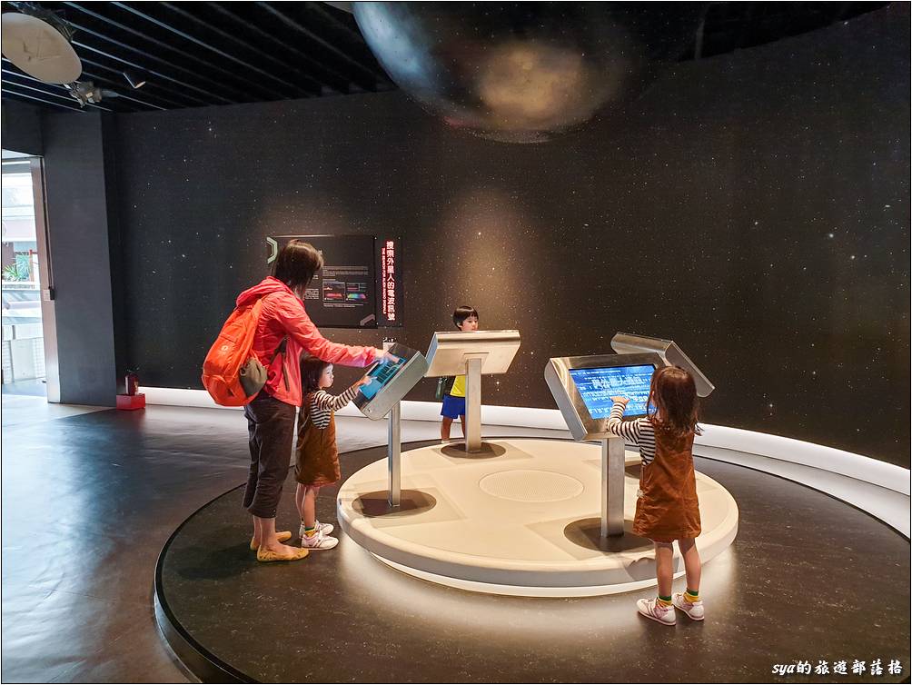 外星生命探索區，可以讓小朋友模擬發送電波到外太空