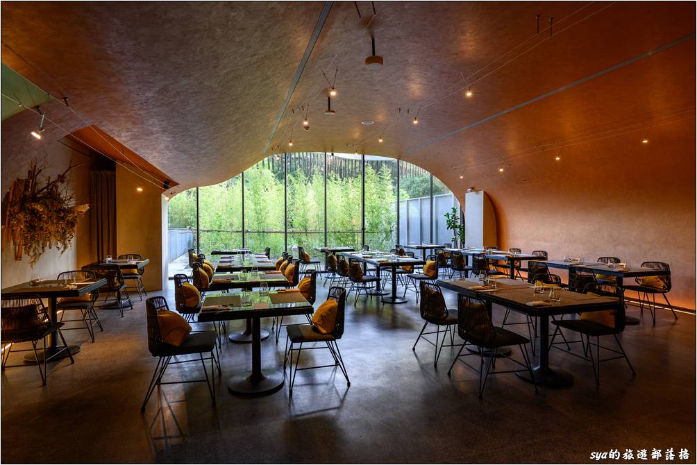 以樹洞為概念的餐廳空間設計