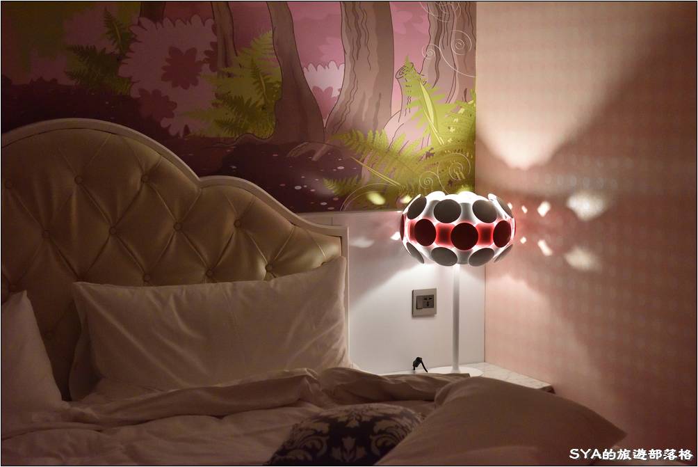 睡前留了兩邊床頭的造型燈，又是另一片粉紅色的寧靜～