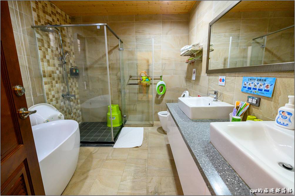 房內的衛浴空間十分的寬敞，小泡澡盆、輔助小馬桶、小凳子、兒童備品...等，一應俱全！