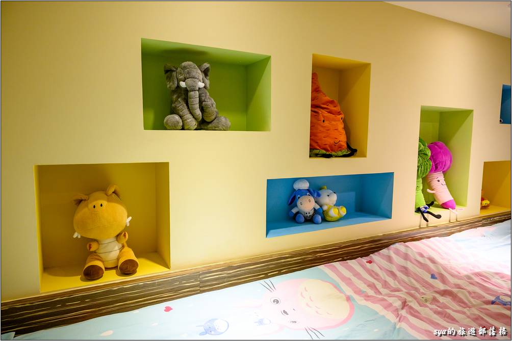 二樓床鋪邊的牆上同樣也有很繽紛的擺飾，每一格都有不同的繽紛、不同的可愛玩偶！