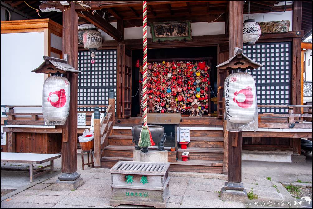 金剛寺裡掛滿了祈福類的東西，一整個很有日本味！